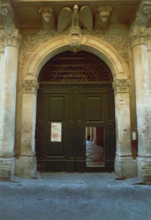 Palazzo Impellizzeri: Il Portone principale